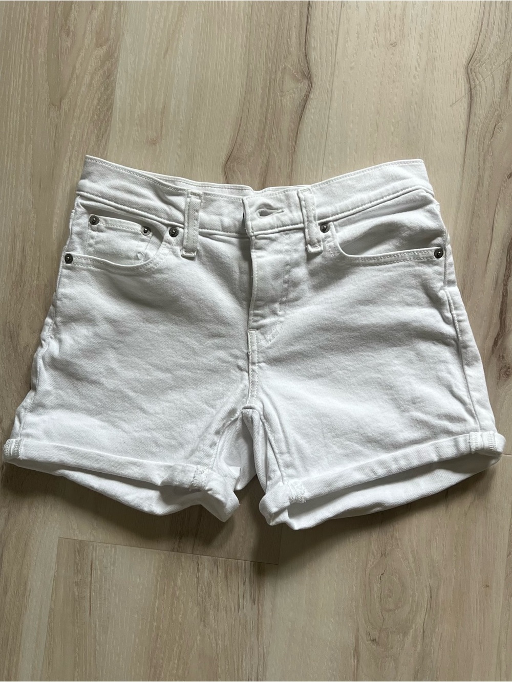 White Levi’s mid length short size 26